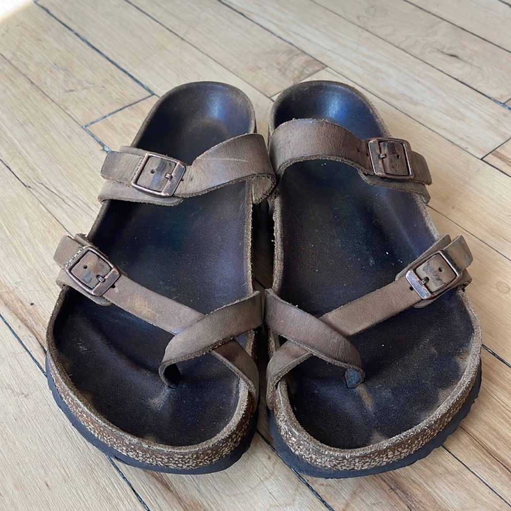Birkenstocks, Mayari, size 39, brown leather with copper buckles.